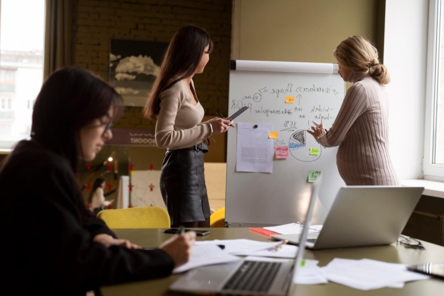 Espace de formation moderne avec technologies SEO avancées